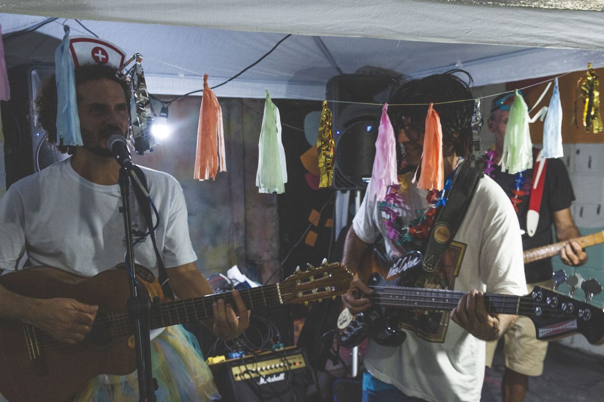 Apresentador do Canal OFF Carlinhos Zodi e shaper Neco Carbone tocam em festa de carnaval de surf