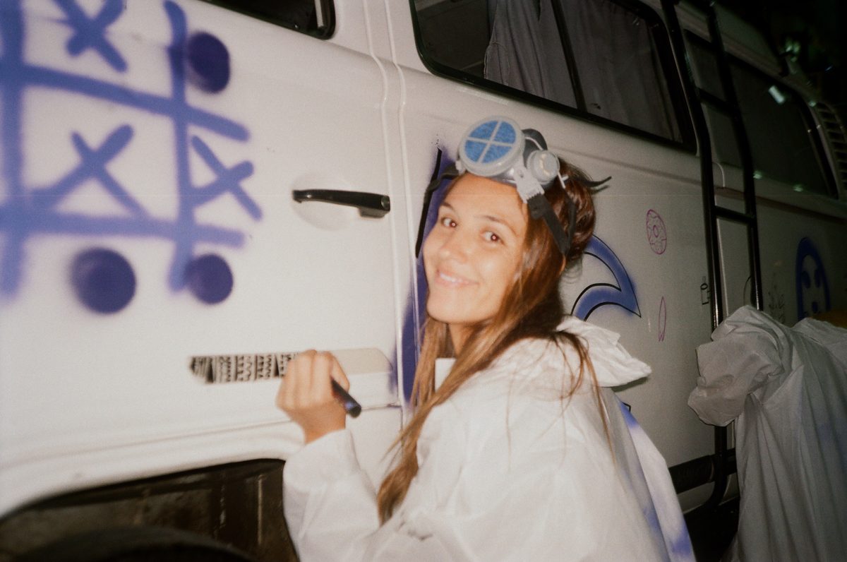 Surfista Chantalla Furlanetto desenhando na lataria da kombi Jussara para o programa Maré das Marias