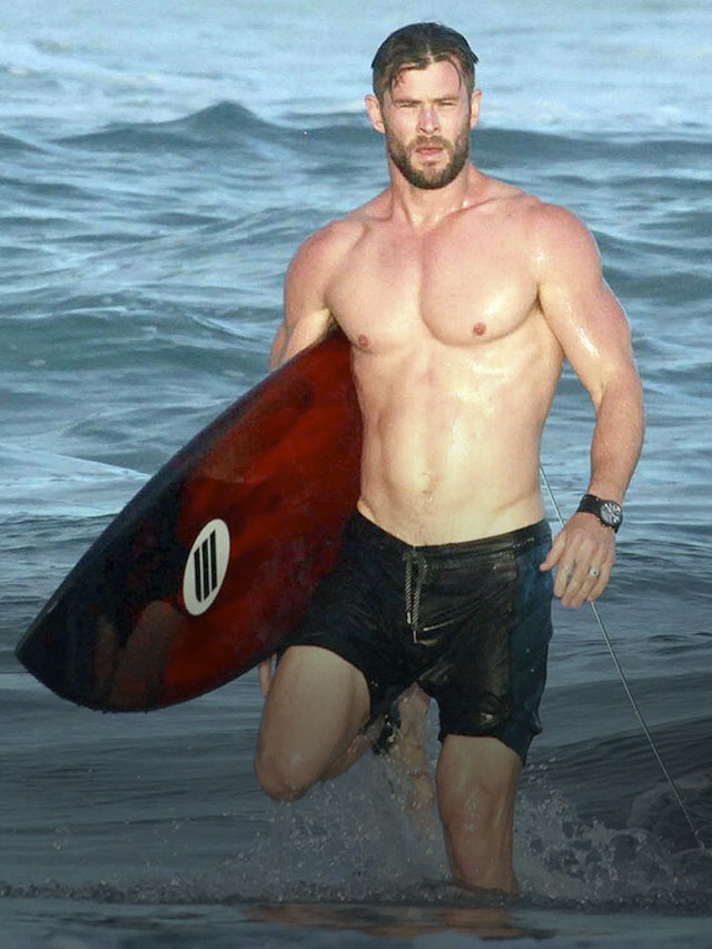7 celebridades internacionais que surfam