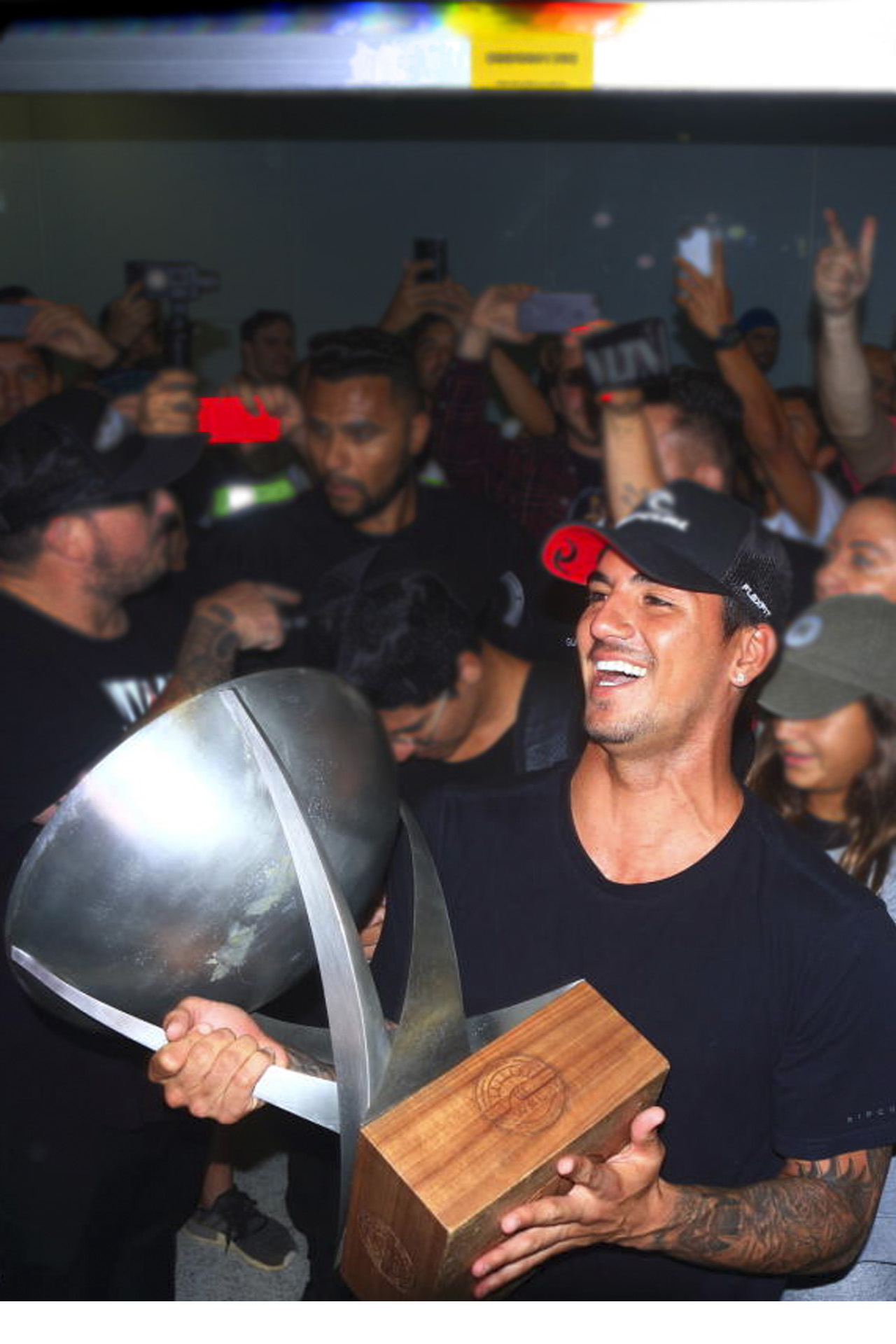 gabriel medina é tricampeão mundial!