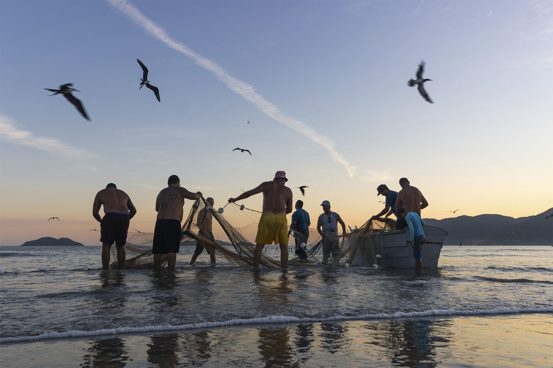 A relação entre surfistas e pescadores