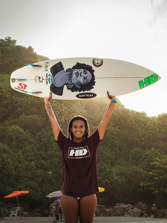 Julia Santos e a liberdade feminina no surf