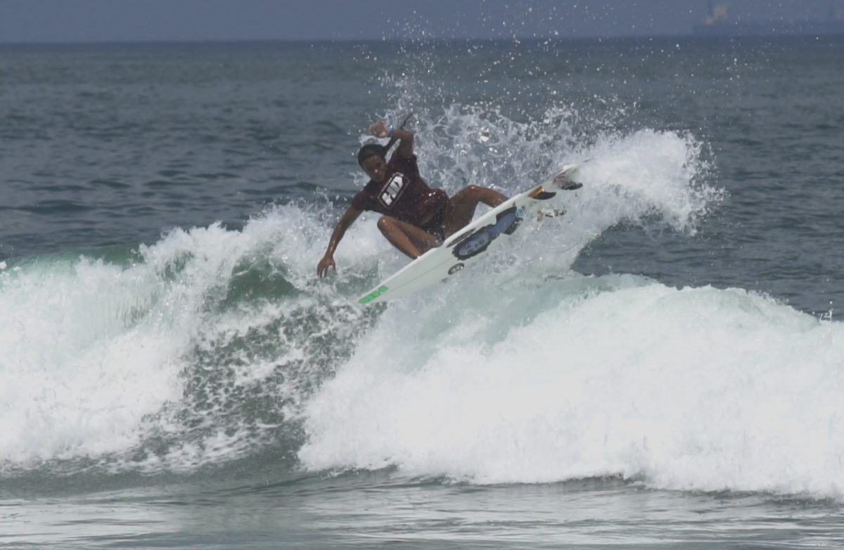 Surfista Julia Santos em manobra aérea de surf na Praia do Tombo