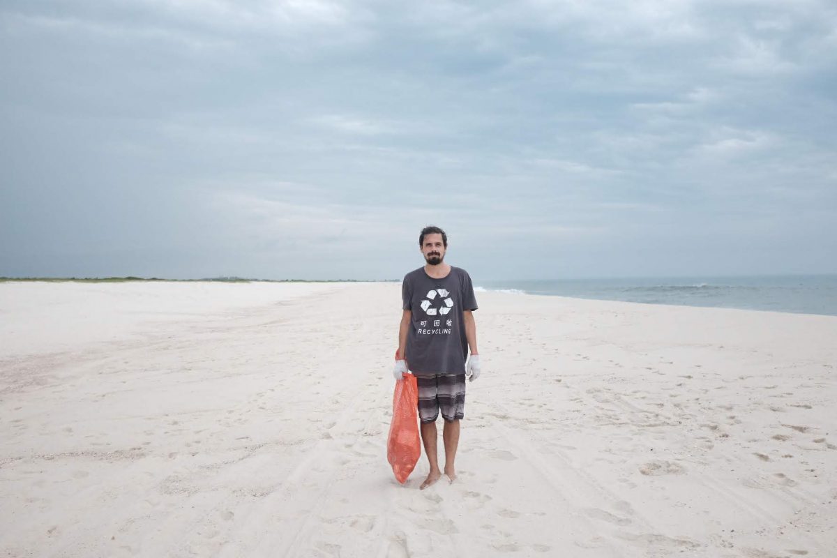 Pedro Lucas Pinho coleta lixo do mar em Saquarema para transformar em objetos úteis