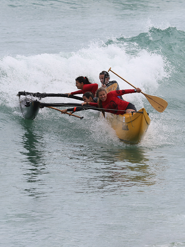 Já pensou em surfar com uma canoa havaiana?