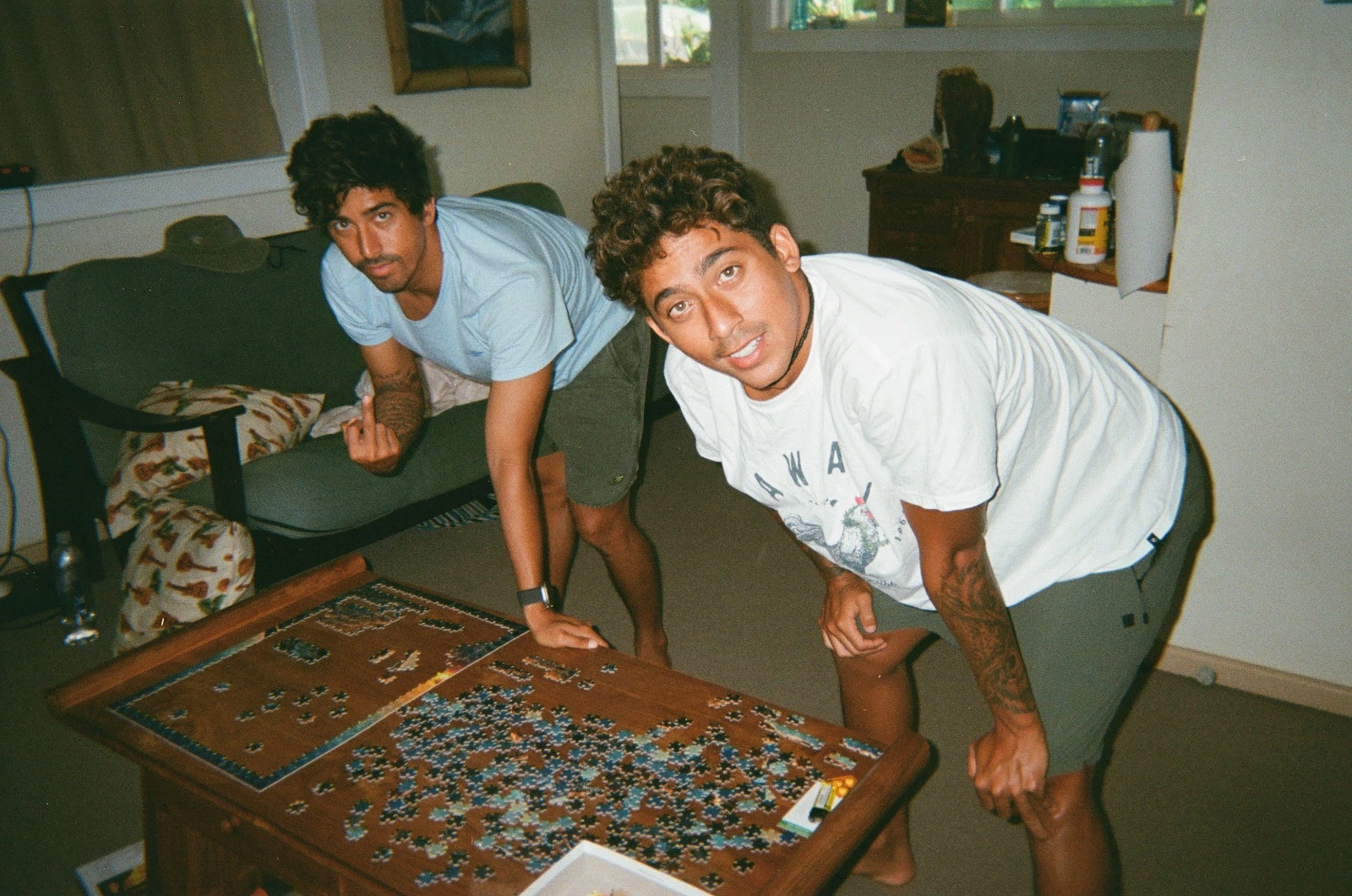 Miguel e Samuel Pupo montando quebra-cabeça durante etapa do CT no Hawaii