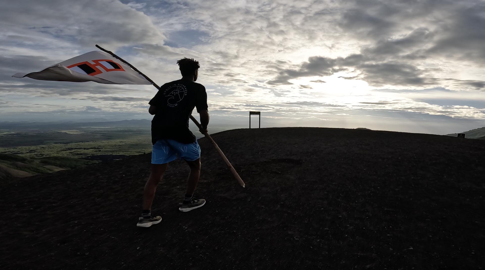 Surfista Sunny Pires leva bandeira da Nouns em vulcão Cerro Negro na Nicarágua