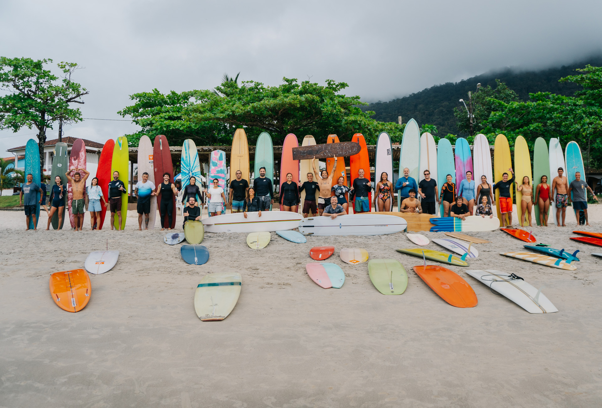 Surfistas em frente às suas pranchas em foto de Franco Bota no workshop Laboratório de Tocos.