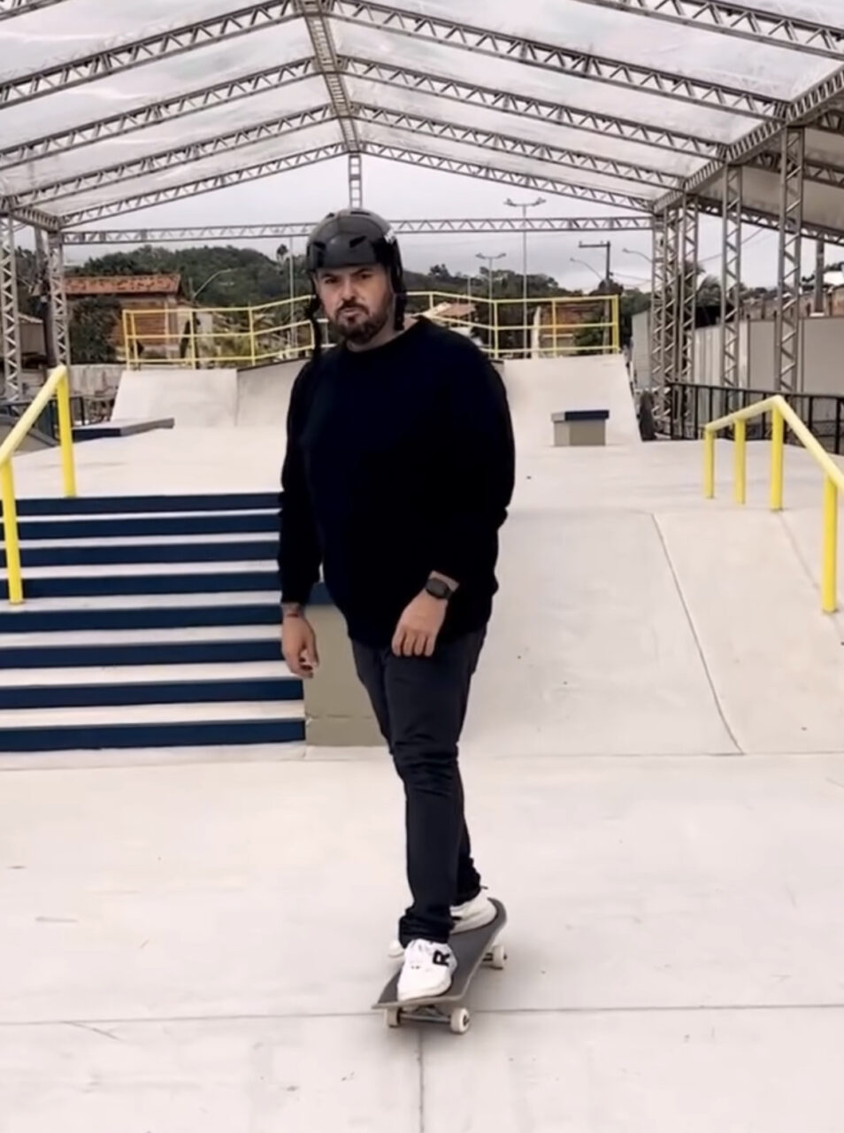 Rafael Badá andando de skate em Saquarema