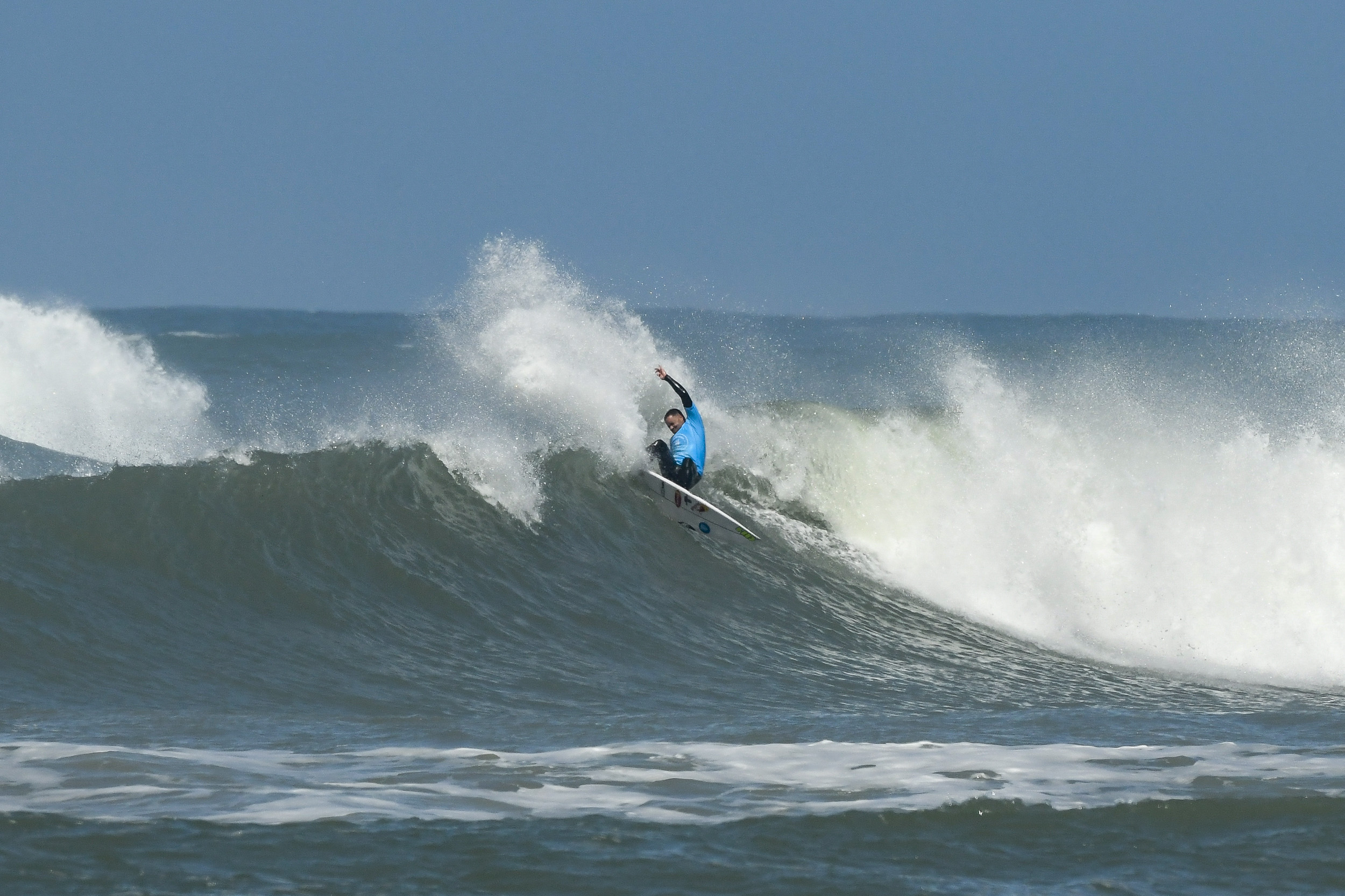 Adriano de Souza surfando na Praia da Vila durante Circuito Banco Do Brasil De Surfe. Foto: Marcio David/WSL