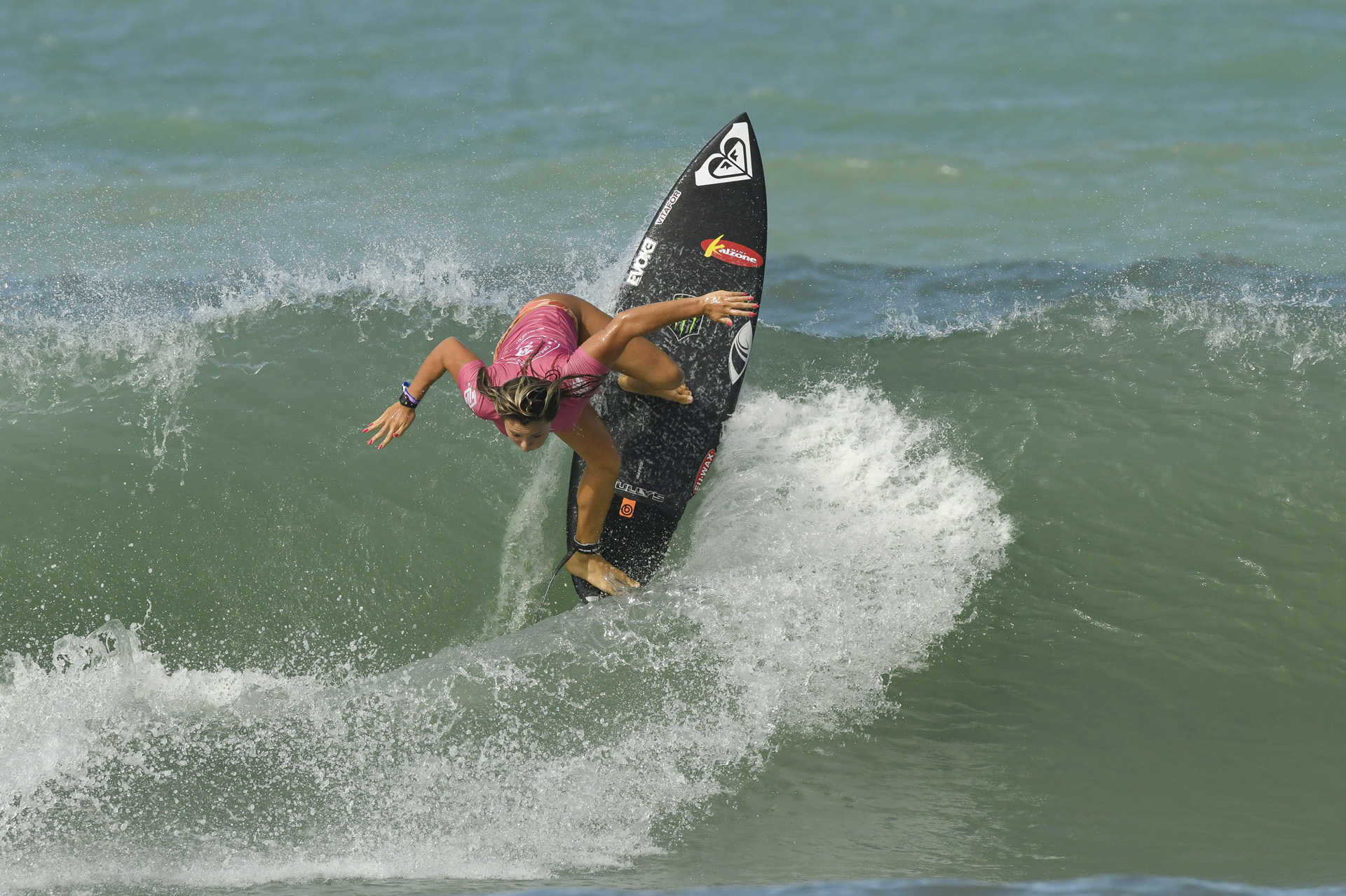 Laura Raupp surfando no Circuito Banco do Brasil de Surfe. Foto: WSL/Marcio David