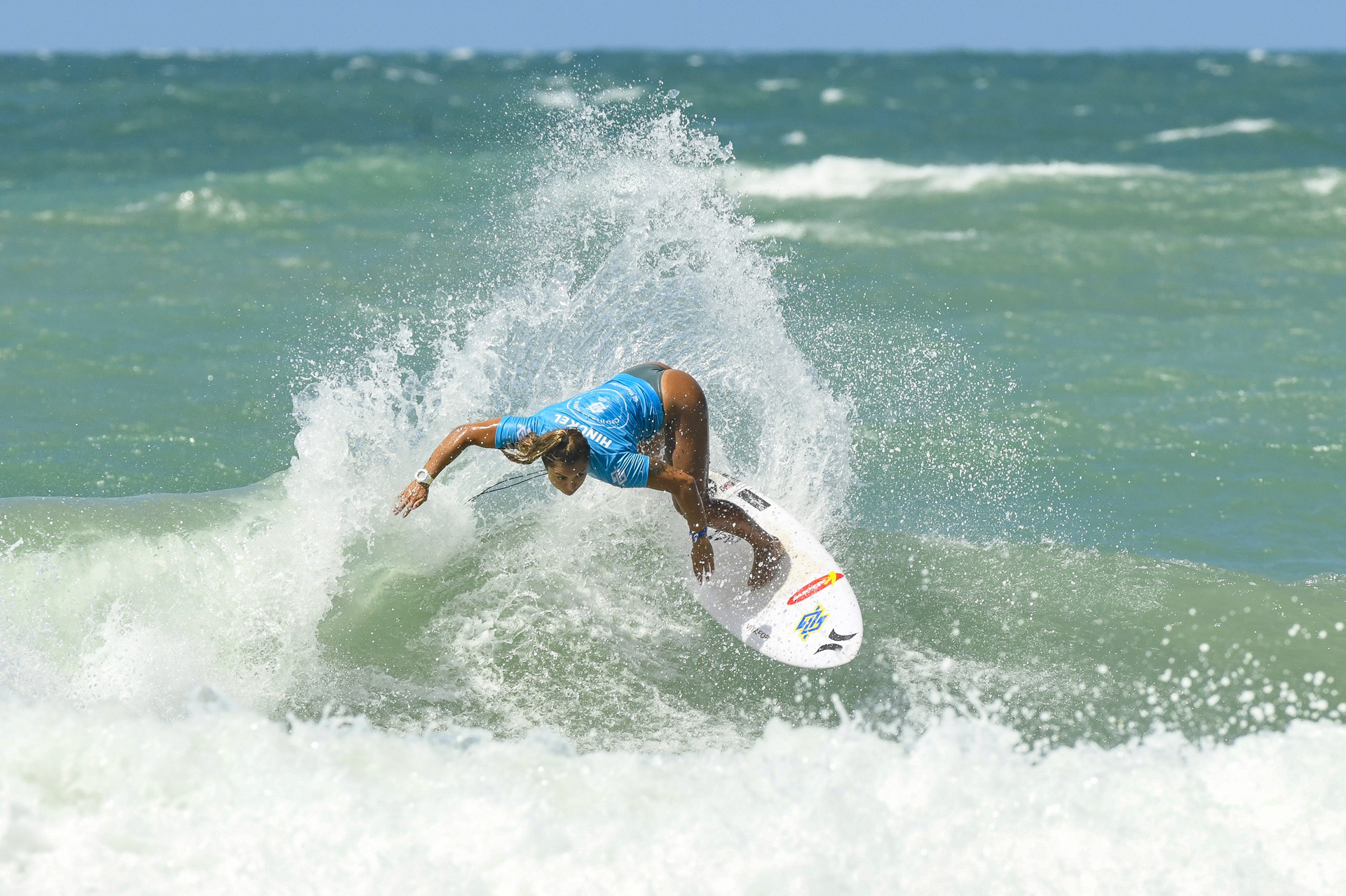 Tainá Hinckel surfando no Circuito Banco do Brasil de Surfe. Foto: Marcio David/WSL