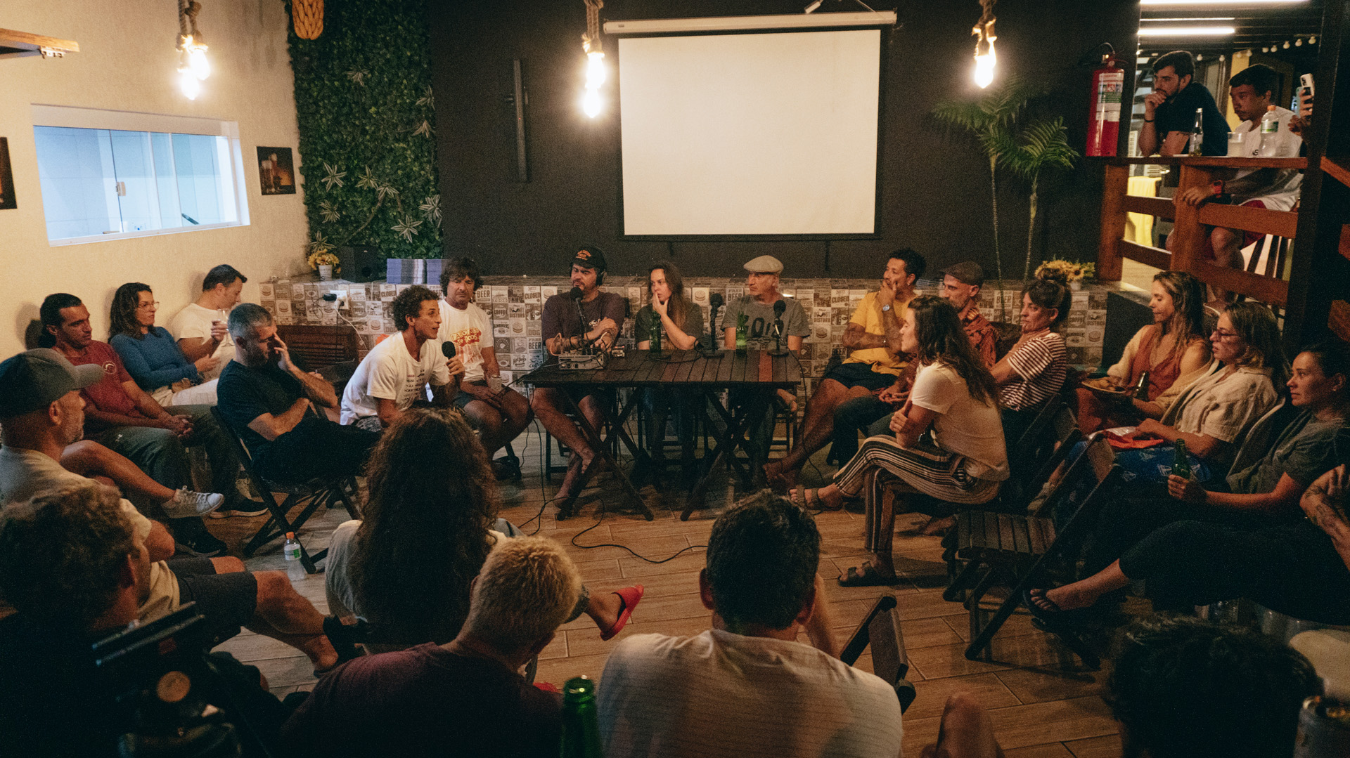 Gravação do podcast Surf de Mesa com público presente durante o Log Lab em Ubatuba