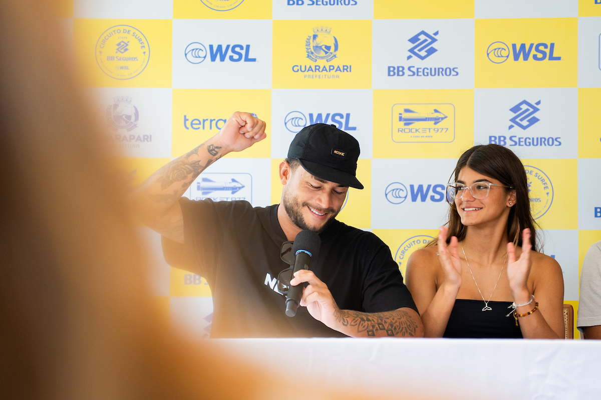 Krystian Kymerson e Alice Pitanga durante a coletiva de imprenda na Praia d'Ulé. Foto: Pedro Paiva/WSL