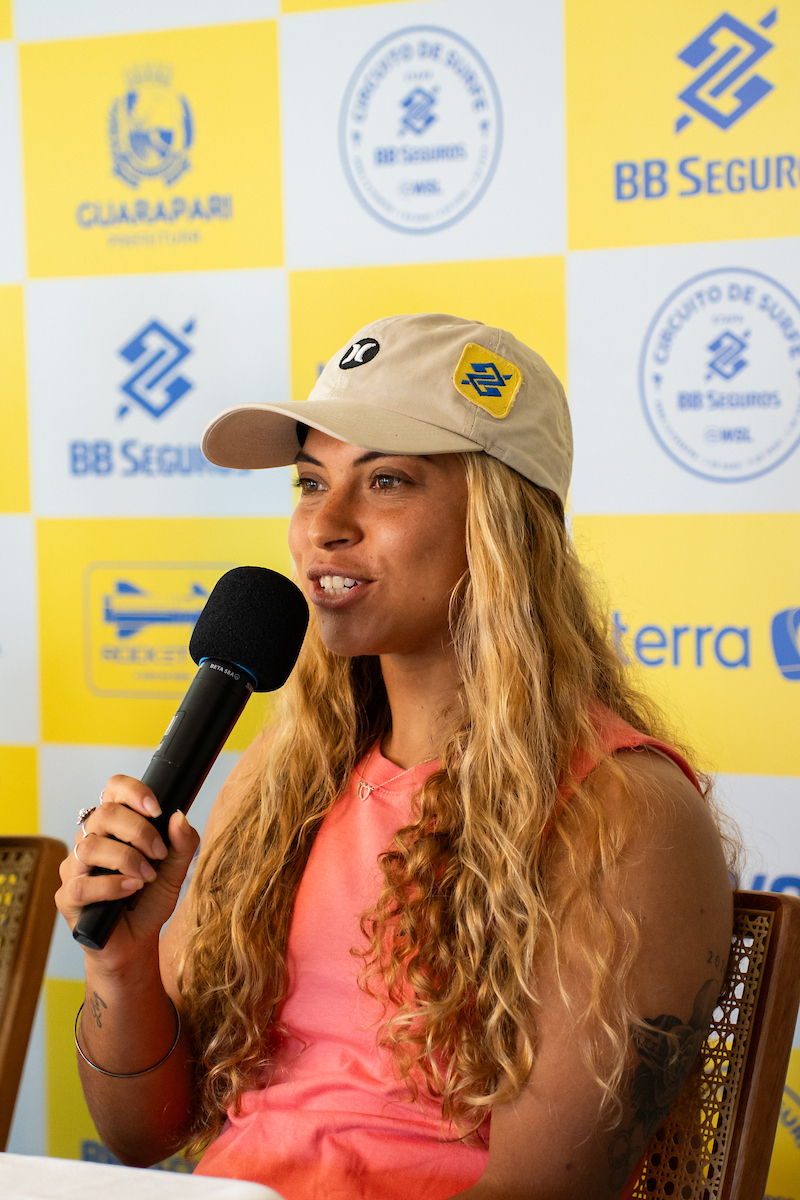 Tainá Hinckel em coletiva de imprensa na Praia d'Ulé. Foto: Pedro Paiva/WSL