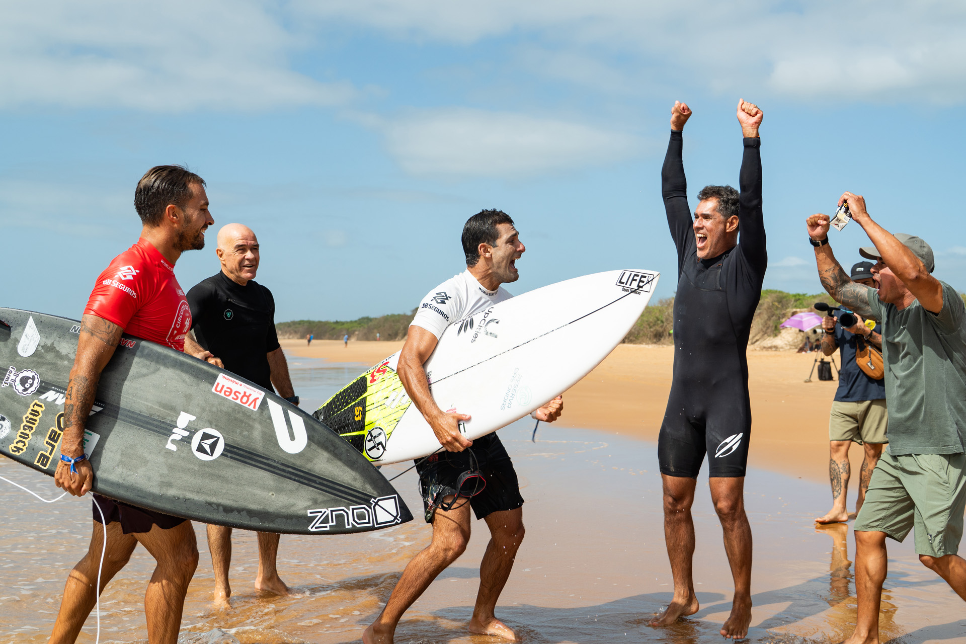 Rafael Teixeira comemora a vitória em round do Circuito BB em Guarapari. Foto: Pedro Paiva/WSL