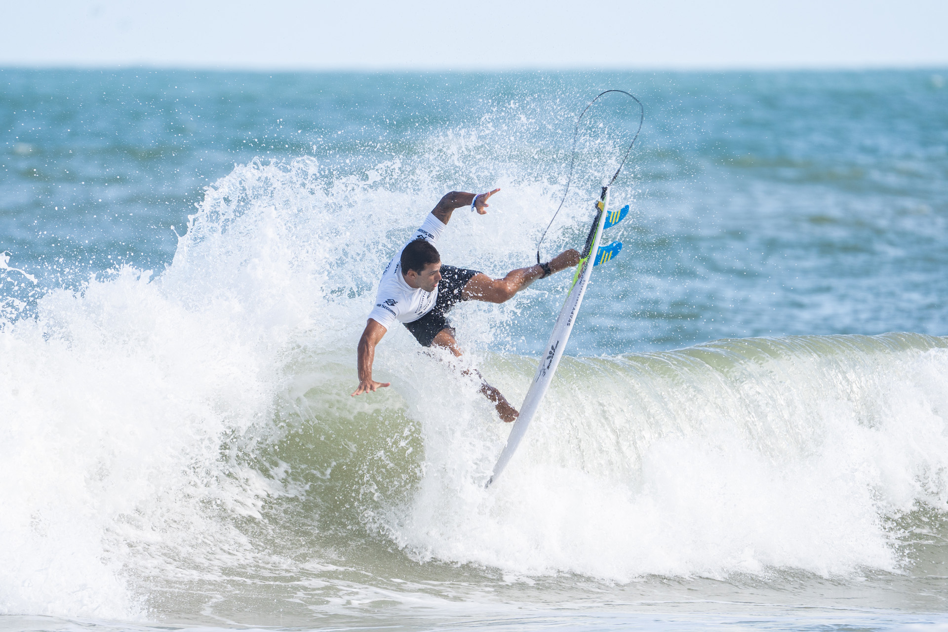 Rafael Teixeira surfando no Circuito BB Guarapari. Foto: Pedro Paiva/WSL