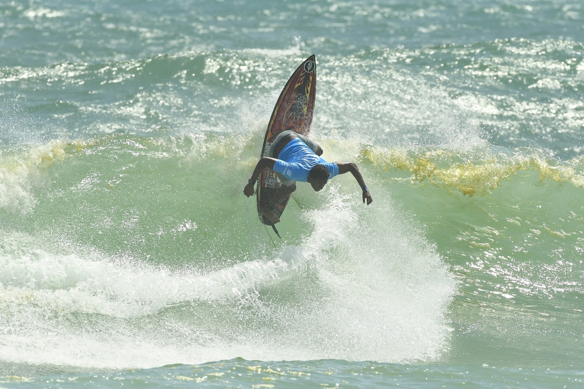 Cauã Costa surfando no Circuito Banco Do Brasil. Foto: Marcio David/WSL