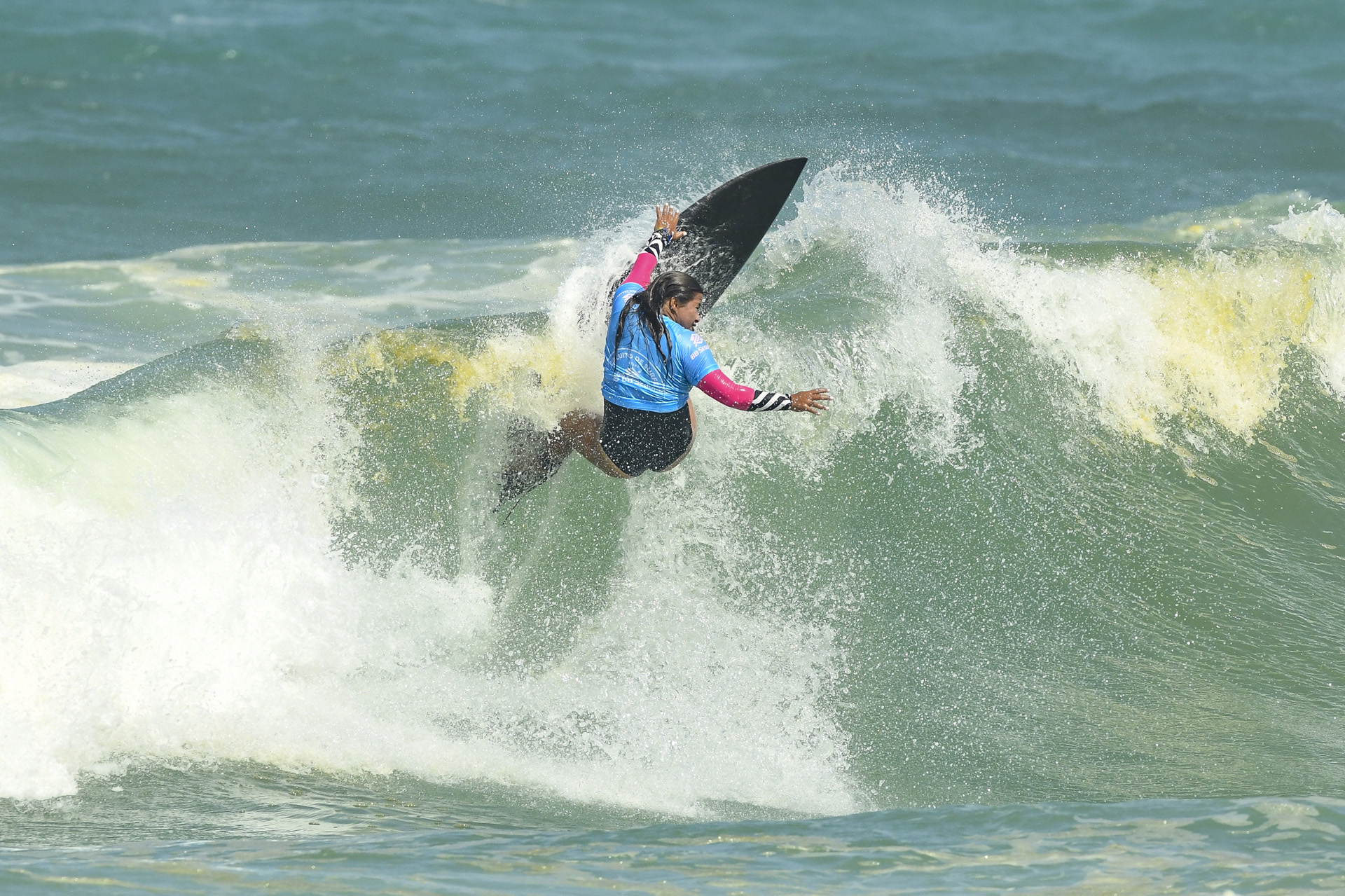 Juliana dos Santos surfando no Circuito Banco Do Brasil. Foto: Marcio David/WSL