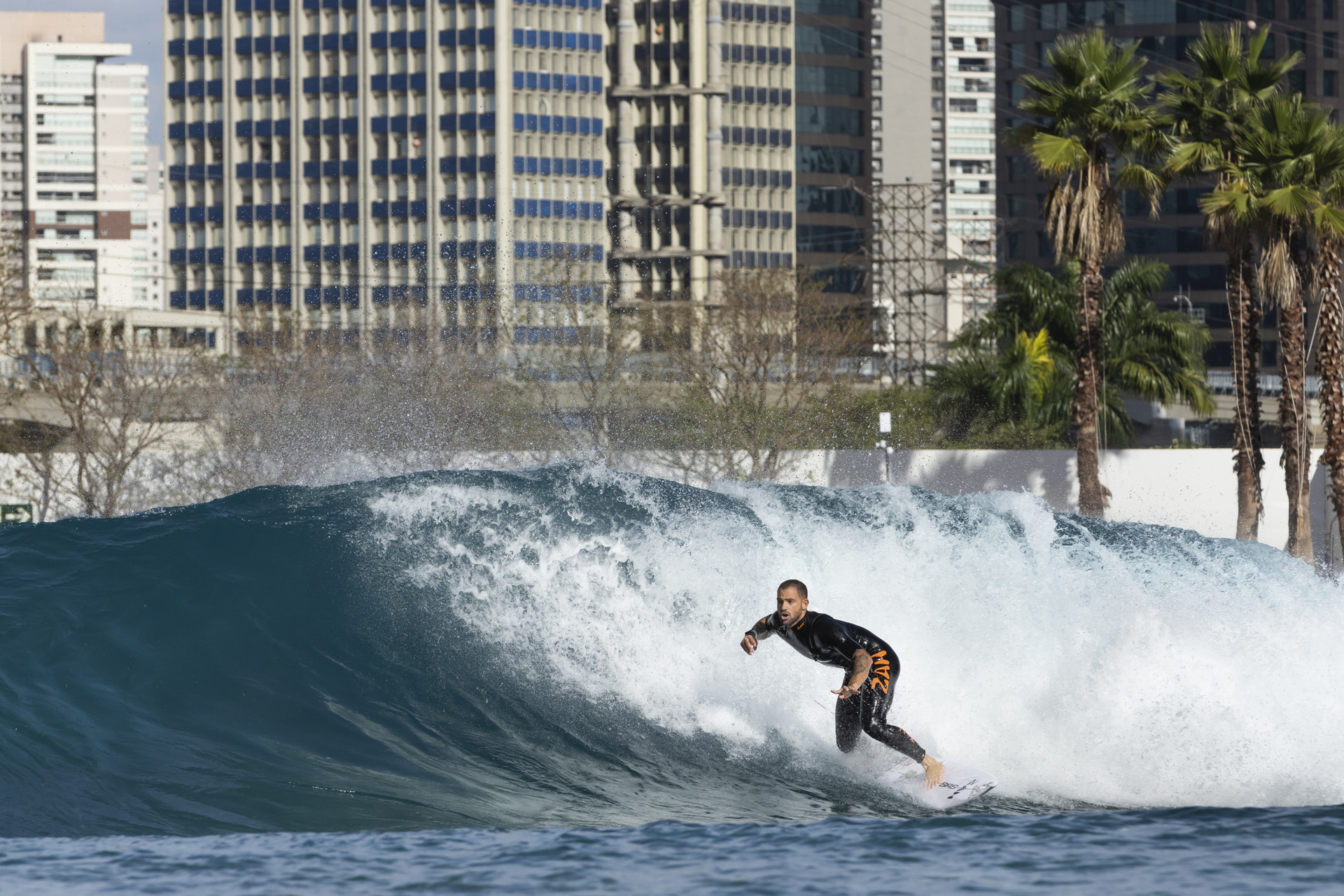 Yago Dora surfando na piscina do Boa Vista Village_Foto Raphael Tognini