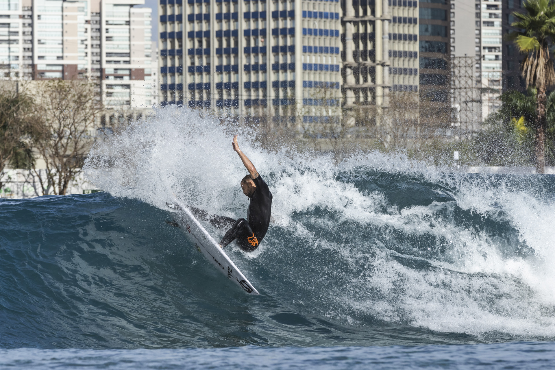 Yago Dora surfando na piscina do Boa Vista Village_Foto Raphael Tognini
