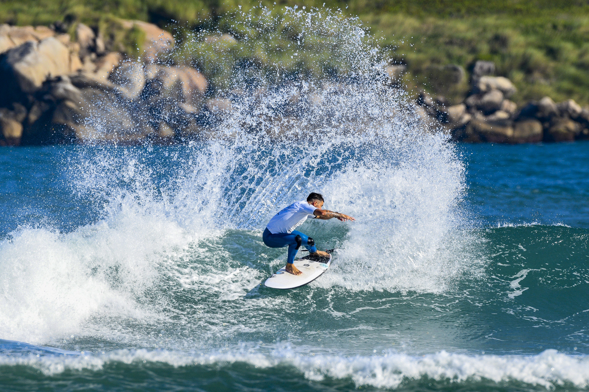 Deivid Silva surfando na Praia da Vila durante etapa Imbituba do Circuito Banco do Brasil de Surfe. Foto: Marcio David/WSL