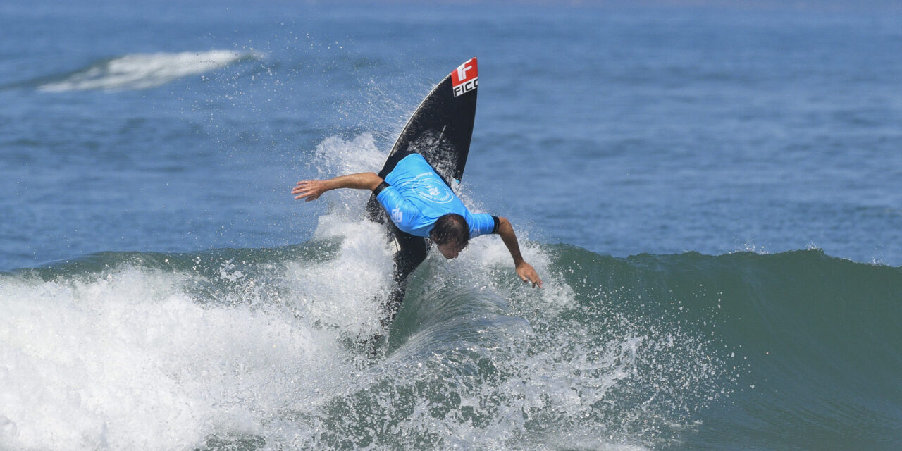Matheus Navarro entre uma onda e outra na Praia da Vila