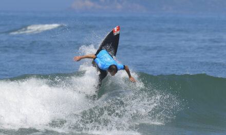 Matheus Navarro entre uma onda e outra na Praia da Vila